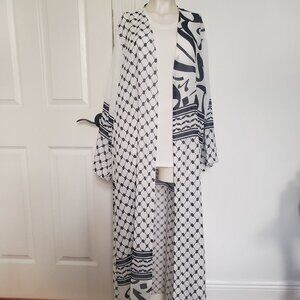 White Black keffiyeh calligraphy arabesque print open Abaya Duster Coat 54 in.